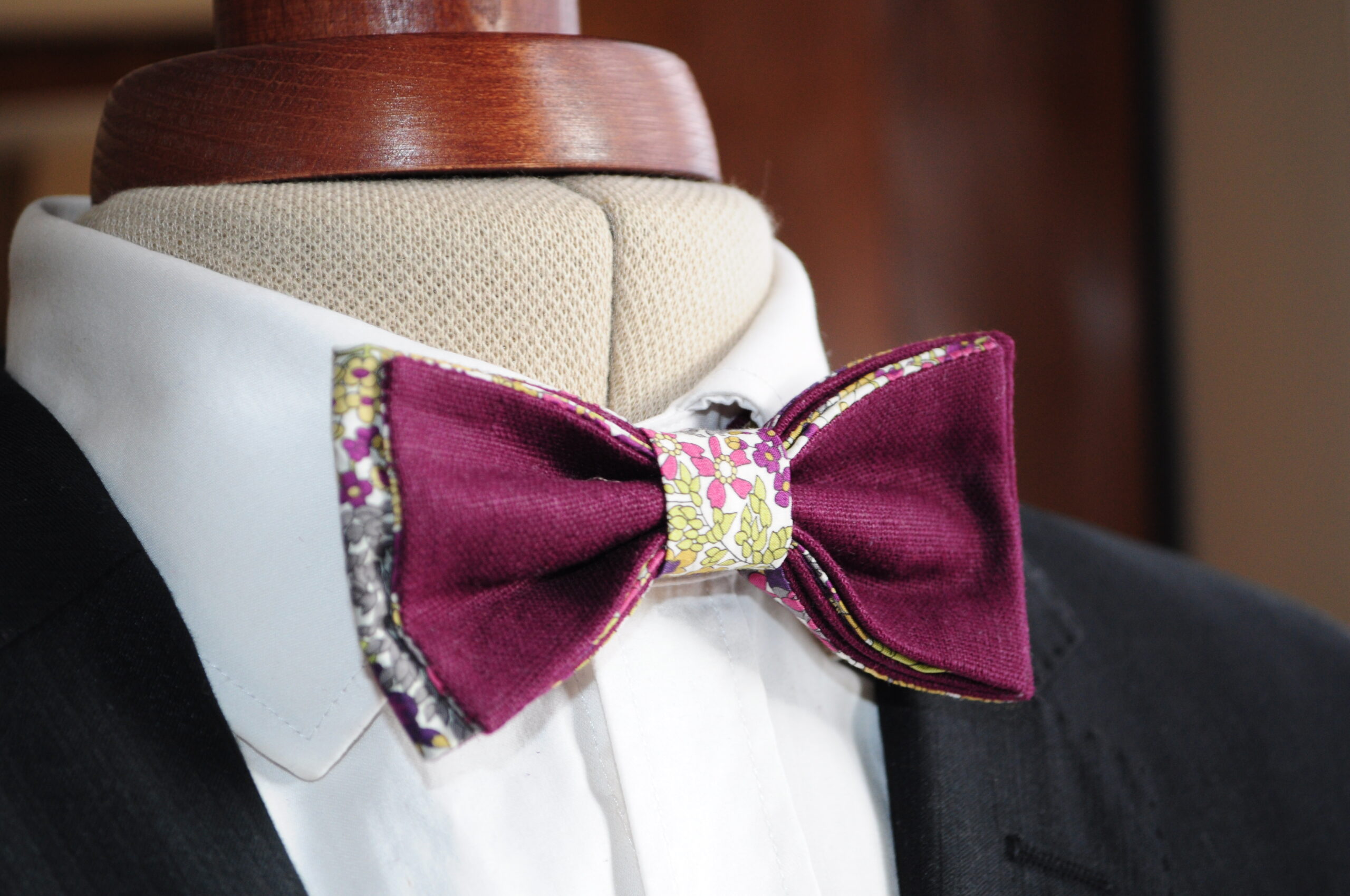 Noeud papillon motif floral et bordeaux