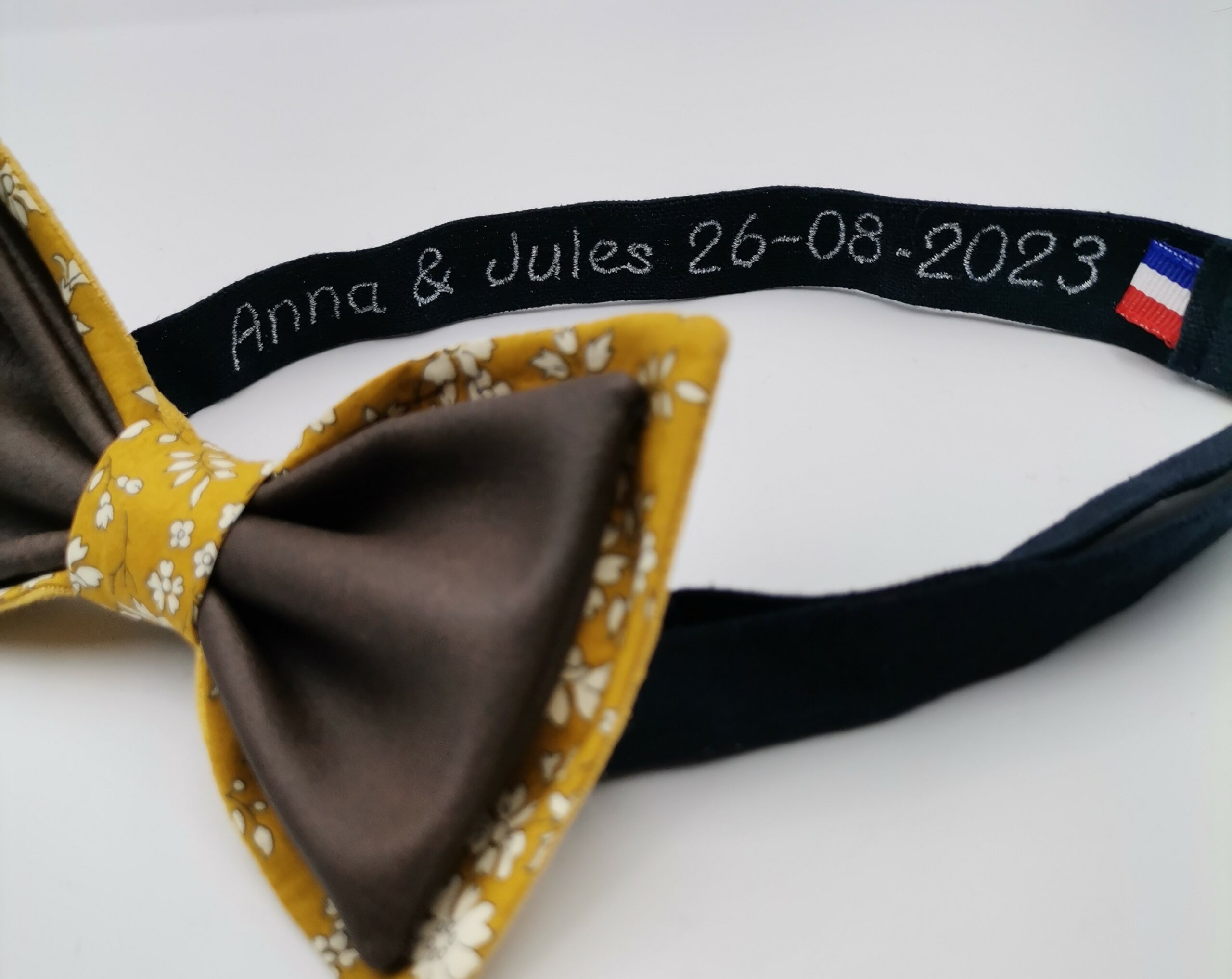 Noeud papillon marron et jaune motif floral avec broderie Anna & Jules